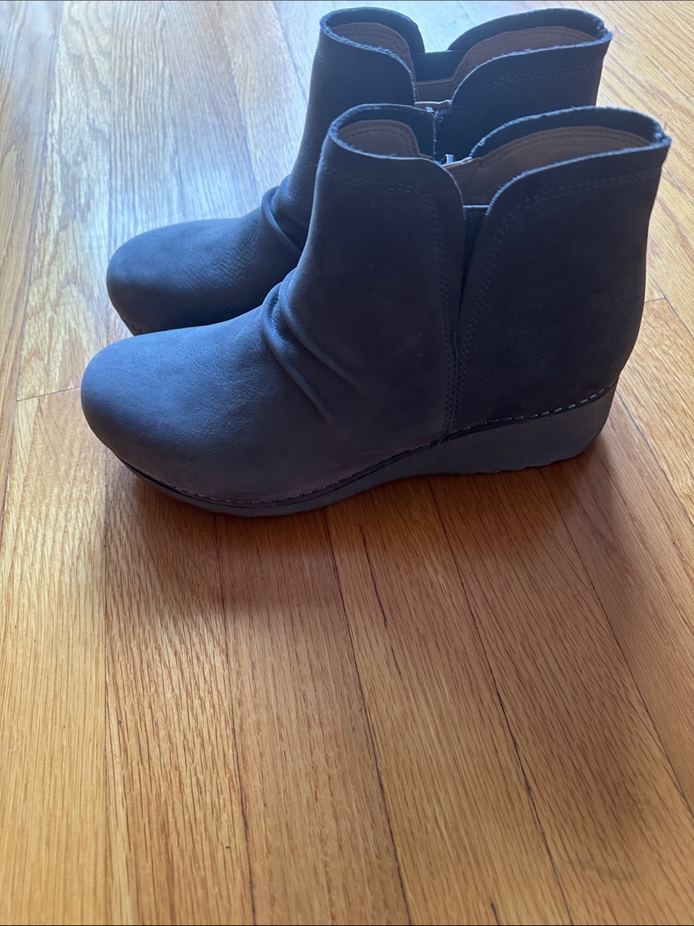 Dansko gray suede low bootie size 40